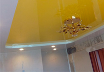 Бело-желтый натяжной потолок с профилем КП 3999