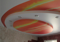 Бело-оранжевый потолок с профилем КП 4000