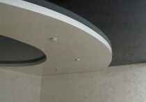 Черно-белый натяжной потолок с профилем КП 4000